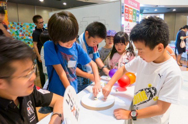 コマを回す子どもたち